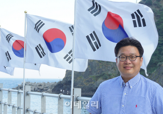 [포토]서경덕 교수, 전 세계 태극기 오류수정 캠페인-4
