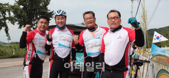 8·15 자전거 540Km 달렸다···이종걸 “광복에서 통일로”