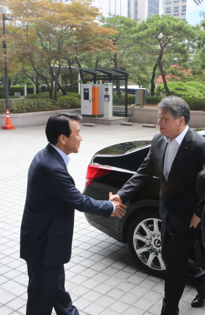 최태원 회장, 광복절에 출근..경제활성화에 바빠진 SK그룹