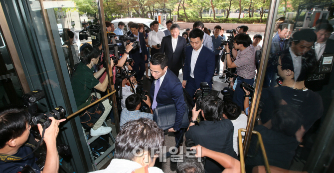 [포토] '경영 정상화 행보' 출근하는 최태원 SK그룹 회장