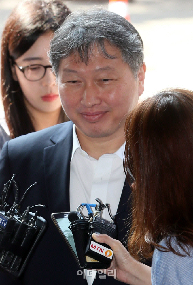 최태원 회장, 출근하며 “투자 논의하려고 회의 소집”