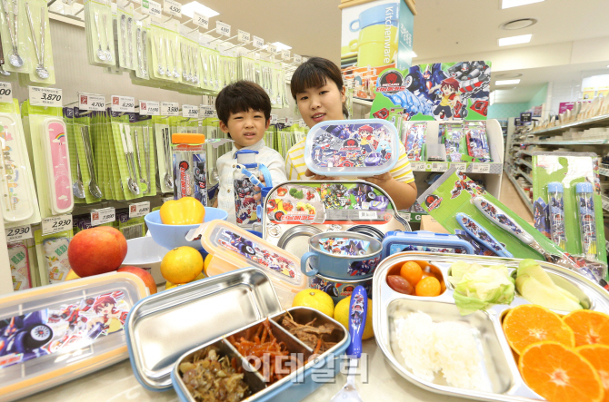 [포토]롯데마트, 터닝메카드 유아식기 할인 판매