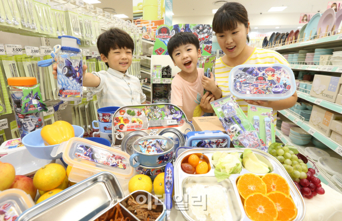 [포토]롯데마트, 인기캐릭터 터닝메카드 유아식기 20% 할인 판매
