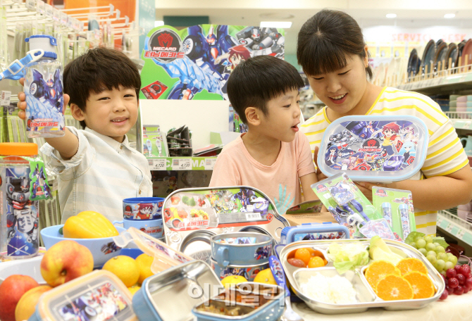[포토]롯데마트, 26일까지 인기캐릭터 터닝메카드 유아식기 20% 할인 판매