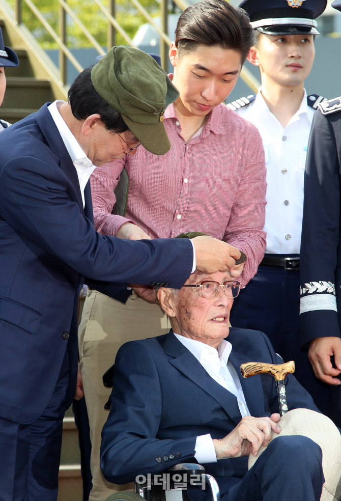 [포토]독립운동가 윤경빈 선생에게 모자 씌워주는 박원순 시장