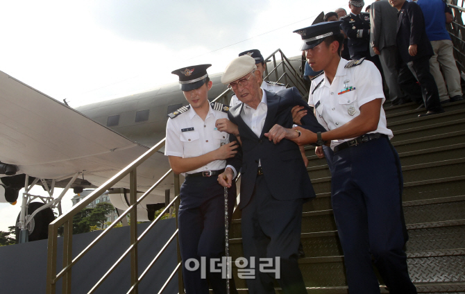 [포토]C-47 수송기 둘러보는 독립운동가 윤경빈 선생