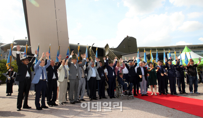[포토]C-47 수송기앞에서 만세삼창
