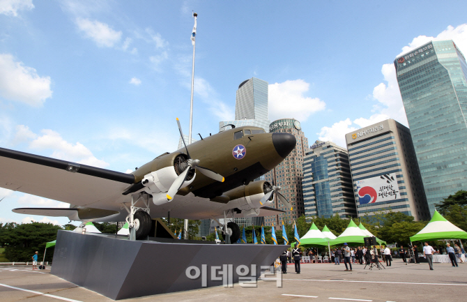 [포토]C-47 수송기 전시회 개막식