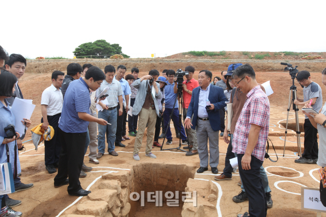 "왕궁 부엌터 발견 백제생활사 복원 계기"