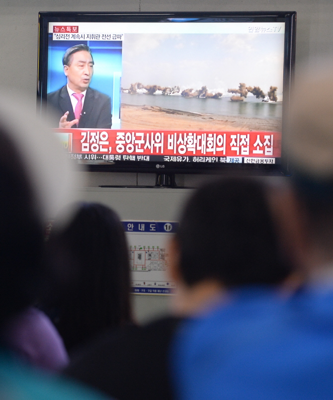 [포토] 北,도발 뉴스를 지켜보는 시민들