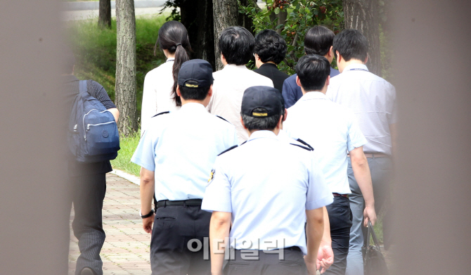 [포토]서울구치소로 향하는 한명숙 전 총리