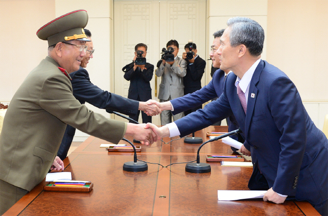  악수하는 남북대표단                                                                                                                                                                              