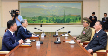 北 황병서 "南 근거없는 사건 만들어 군사적 충돌, 교훈 얻었을 것"                                                                                                                               