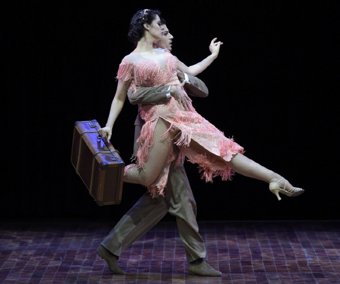 `나 저쪽으로 좀 데려다줘`                                                                                                                                                                         