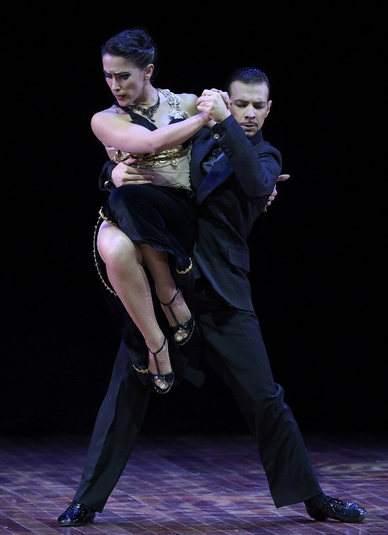 남성 파트너의 허리를 의자삼아.. 가뿐한 몸놀림                                                                                                                                                     