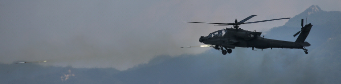 [포토] AH-64 로켓 발사