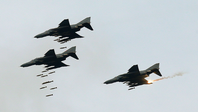 [포토] 폭탄 투하하는 F-4