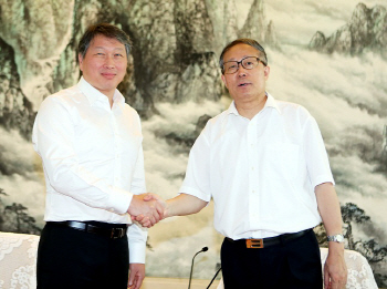 최태원 회장, 중국 최고위급 인사 잇따라 접촉..현지언론도 관심