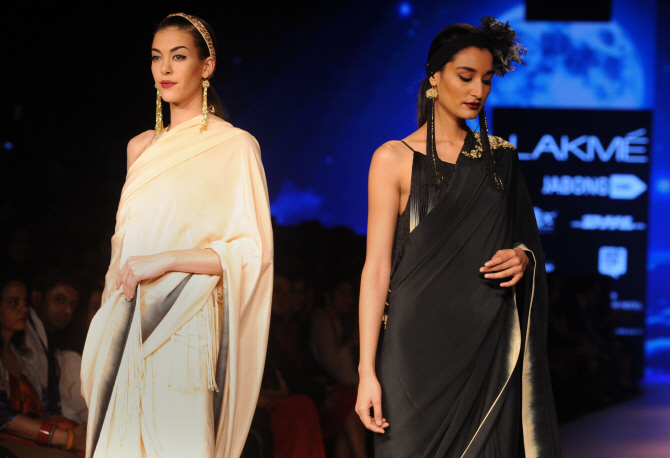 인도 뭄마이서 라크메 패션위크 개최
