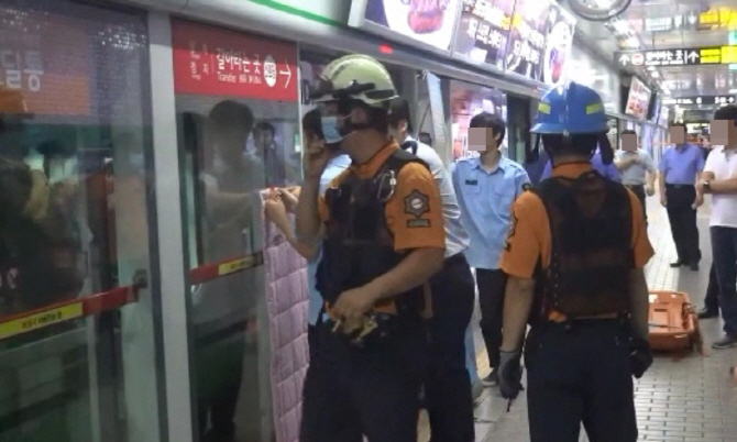 [포토] 강남역 지하철 인명사고..20대 정비업체 직원 사망