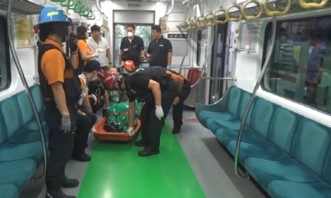 [포토] 강남역 지하철 인명사고..20대 정비업체 직원 사망
