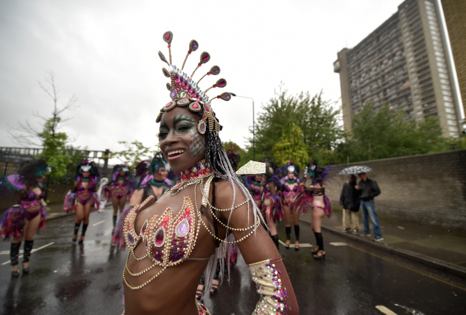 검은 피부 미녀, 삼바 리듬~                                                                                                                                                                        