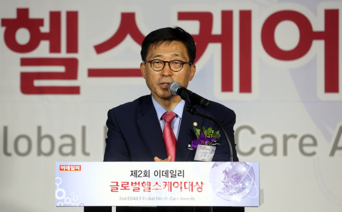 [포토]축사하는 김춘진 국회 보건복지위원회 위원장