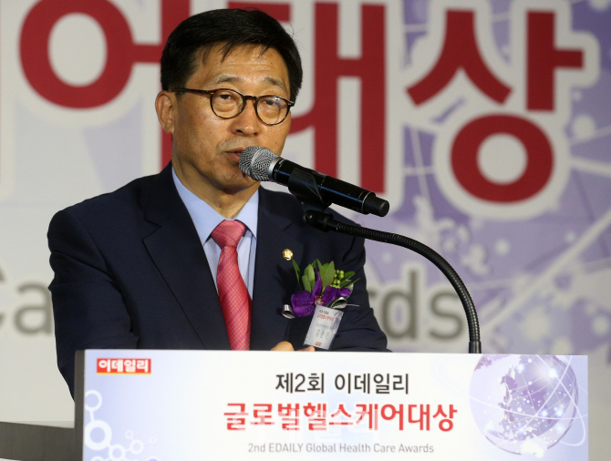 [포토]축사하는 김춘진 국회 보건복지위원회 위원장