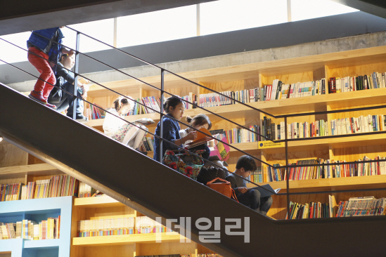 '심야책방'' 밤새워 책읽기에 빠지다