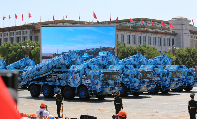 중국이 열병식서 공개한 가공할 무기들                                                                                                                                                             