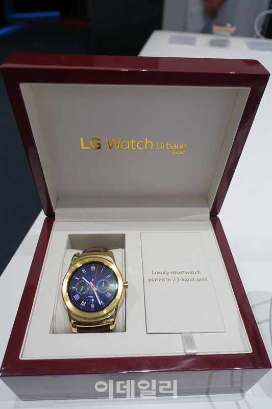 [IFA 2015]140만원 짜리 'LG 워치 어베인 럭스' 실물 드러내