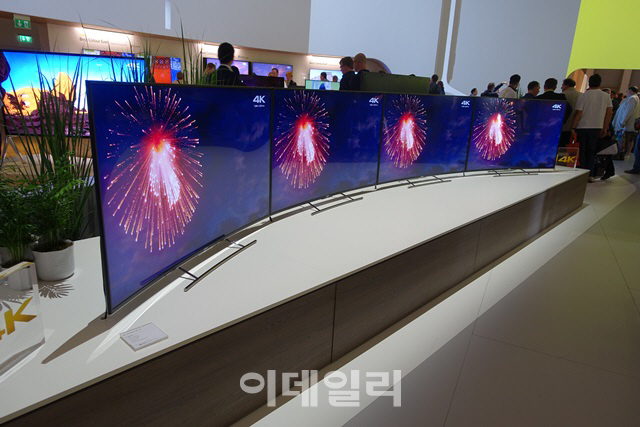 [IFA 2015]소니, 선명도·색상 향상된 커브드 4K TV 전시