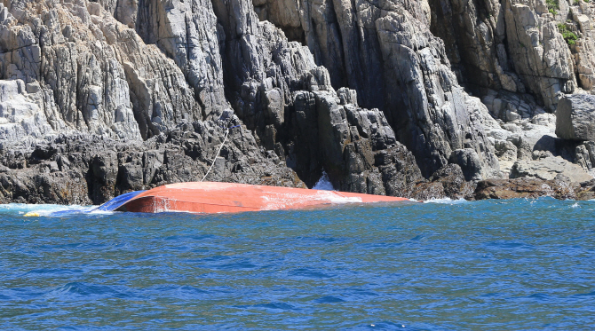 [포토] 청도 갯바위에 묶인 돌고래호