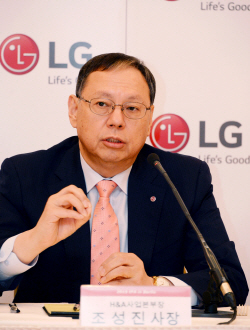 유럽주방 장악 선언 LG, 가상현실로 펴낸 삼성월드…IFA 들썩                                                                                                                                               