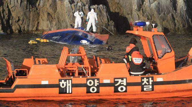 돌고래호 사망자 4명 낚시용 구명조끼 착용.. "불빛으로 구조 기다려"                                                                                                                             