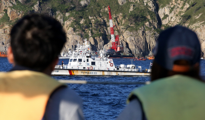 [포토] 돌고래호 인양 지켜보는 실종자 가족