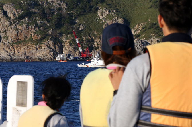 [포토] 돌고래호 인양 지켜보는 실종자 가족