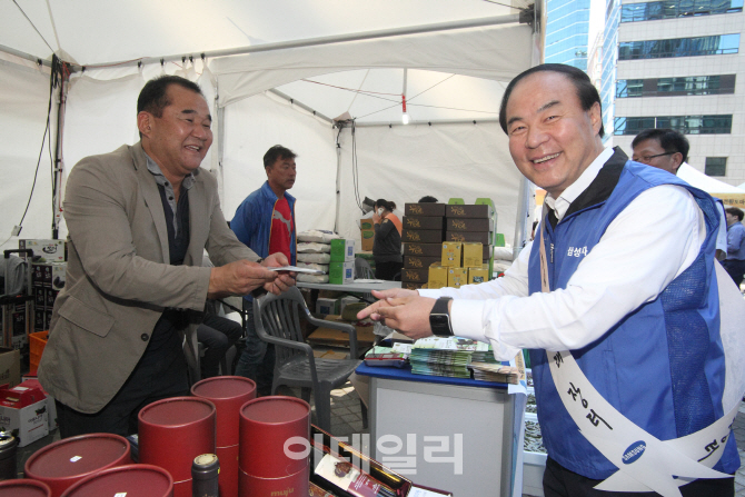 [포토]추석 직거래 장터 일일점장 참여한 전영현 삼성전자 사장