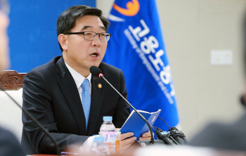 이기권 장관 “비정규직·파견법 속도낸다”