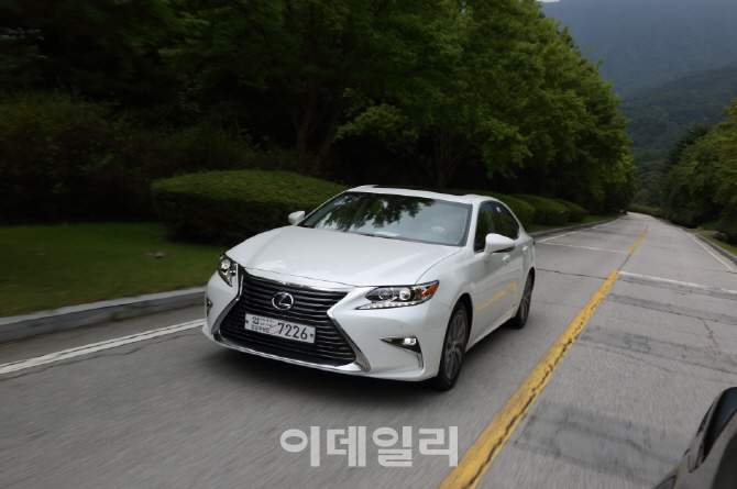 [시승기]새 단장한 '렉서스 ES300h', 정숙성·연비 탁월