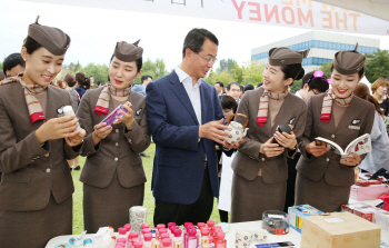 아시아나, 강서구 독거노인에 쌀 8000kg 전달