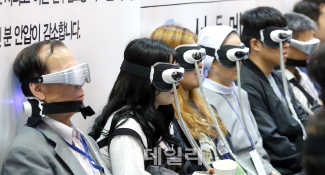 [포토]안구건조증 치료기 시연하는 관람객들