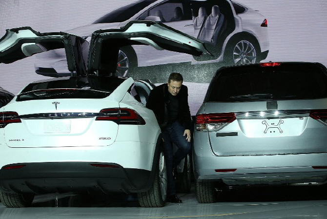 테슬라, 최초 전기 SUV `모델 X` 출시.. 1억원 훌쩍