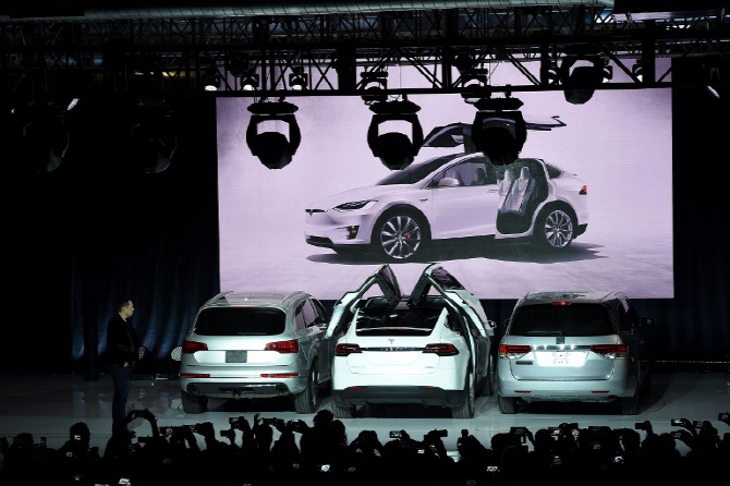 [포토] 테슬라 첫 전기 SUV `모델 X`, `문콕` 사고 없겠네