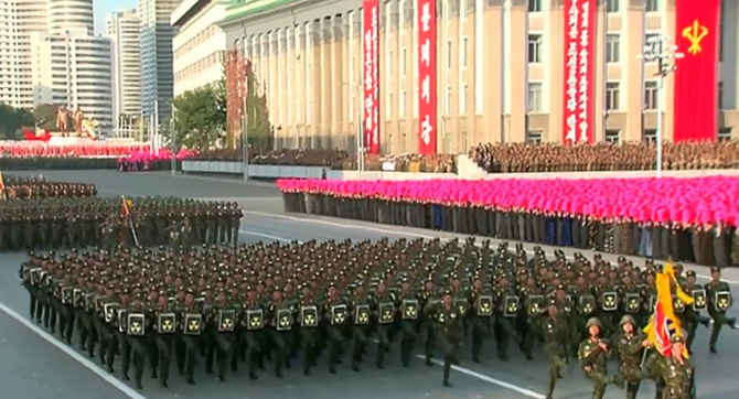  북한 열병식에  나타난 '핵배낭' 보병부대