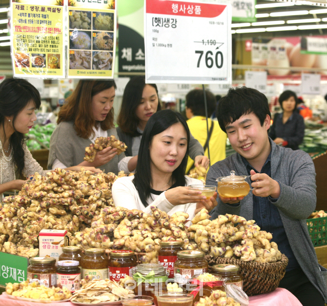 [포토]농협유통, 햇생강 드시고 감기 예방하세요~