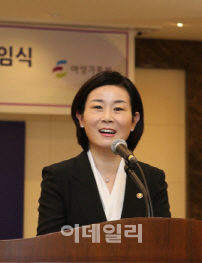 [2015국감]여가부 장관 총선출마 신경전.."거취 답해야" Vs "답변 곤란"