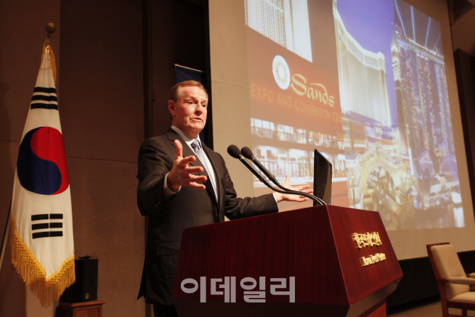 [포토]라스베가스 사례통한 복합리조트 성공비결을 주제로 강연하는 윌리엄 와이드너 회장