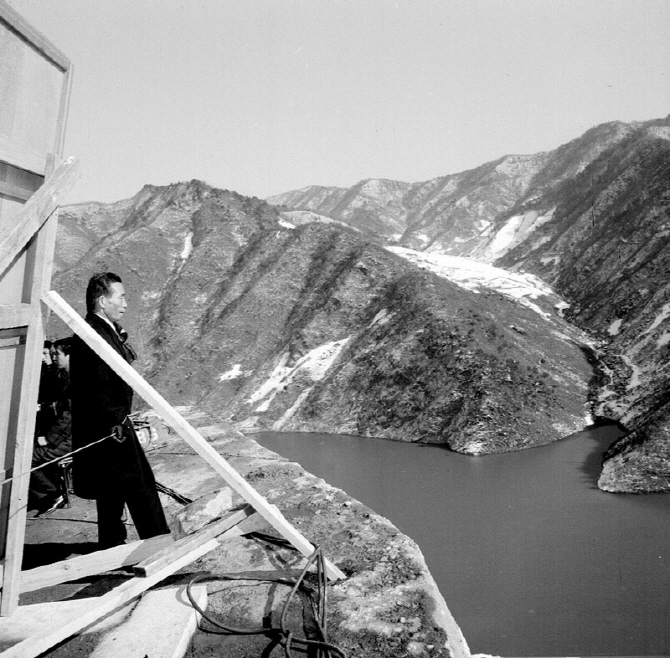 [포토] 1972년 소양강댐 담수식 후 주변시찰하는 박정희 대통령