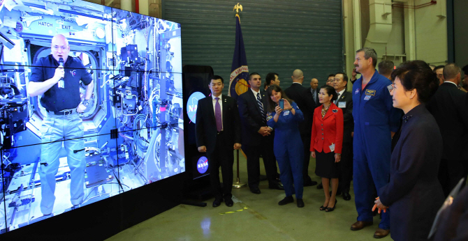 [포토] 우주인 영상메시지 보는 박 대통령